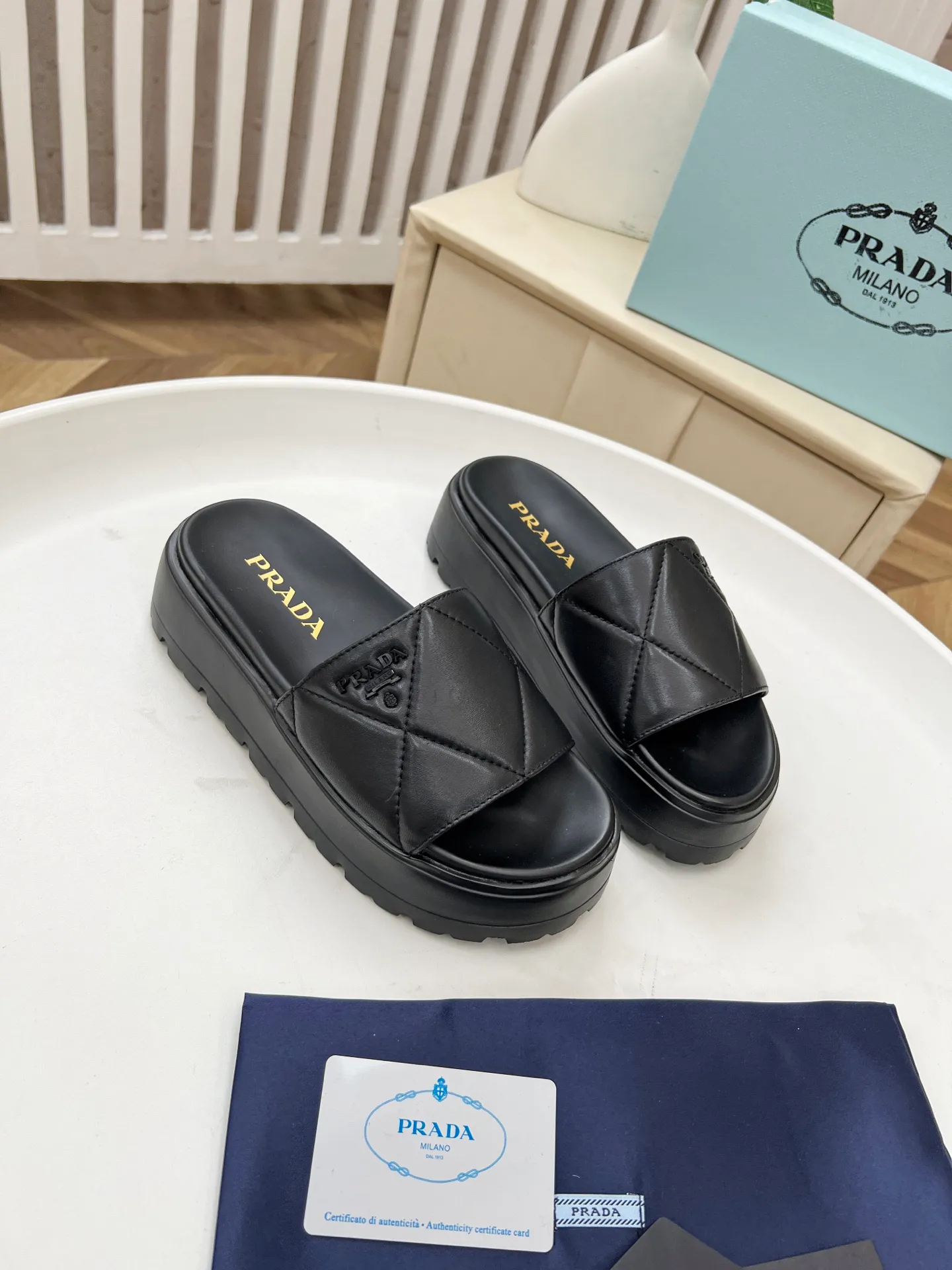 👟👟Ex-factory price 440👟👟 Prada/Prada 25ss summer new couple's beach thick-soled Birkenstock sandals. This shoe style is really a classic design that will not go out of style and is in line with everyone's current pursuit of comfortable and healthy wearing concepts. It is regarded by many domestic and foreign celebrities and fashionistas as an important choice for daily slippers. ✔Upper: imported super soft sheepskin ✔Inner lining: imported sheepskin ✔Hardware: Original molded split hardware ✔Outsole: Ultra-light, wear-resistant and non-slip foam sole ✔Number of yards: 35~40 (custom-made 40 pieces are non-refundable)